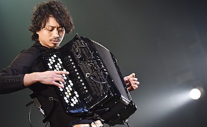 丸茂睦がアコーディオンを弾く