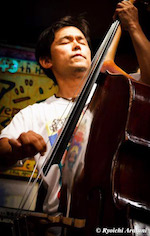 土村和史がウッドベースを弾いている